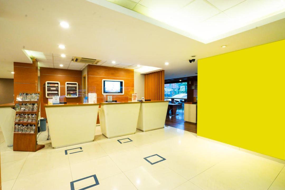 Life Hotel Stasiun Kota Сурабая Екстер'єр фото