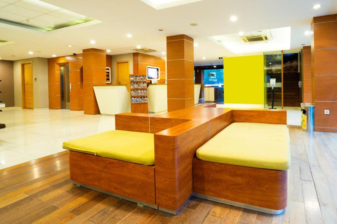 Life Hotel Stasiun Kota Сурабая Екстер'єр фото