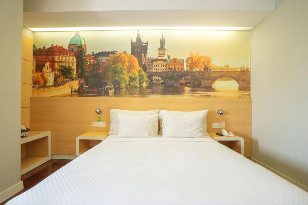 Life Hotel Stasiun Kota Сурабая Номер фото