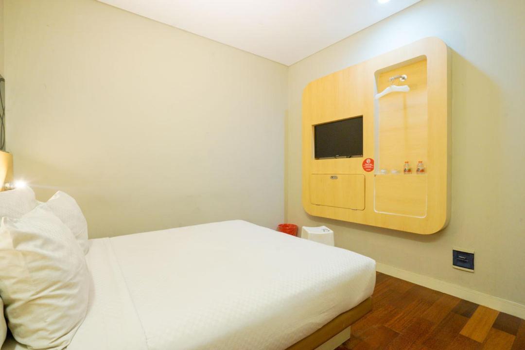 Life Hotel Stasiun Kota Сурабая Номер фото