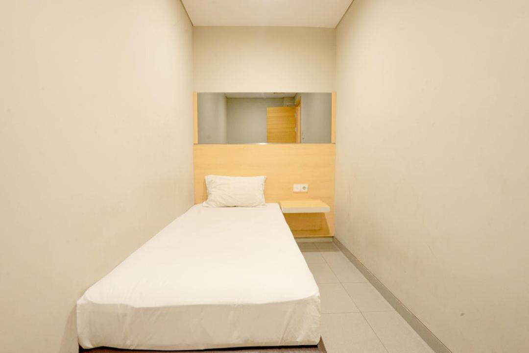 Life Hotel Stasiun Kota Сурабая Номер фото