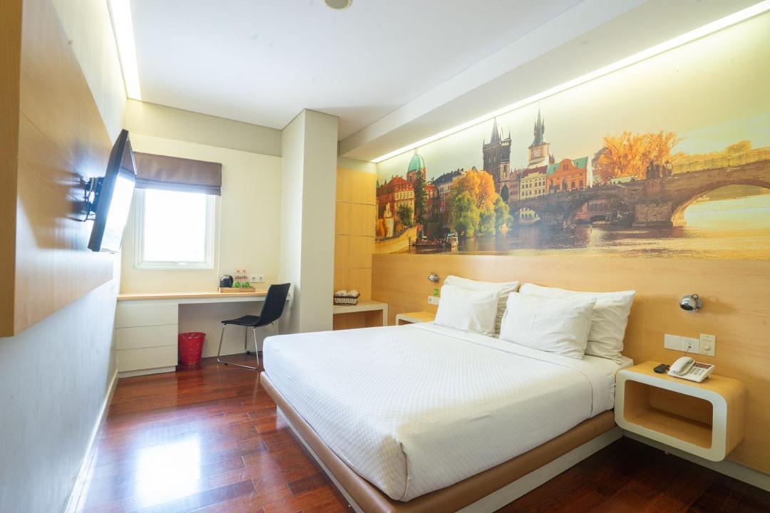 Life Hotel Stasiun Kota Сурабая Номер фото