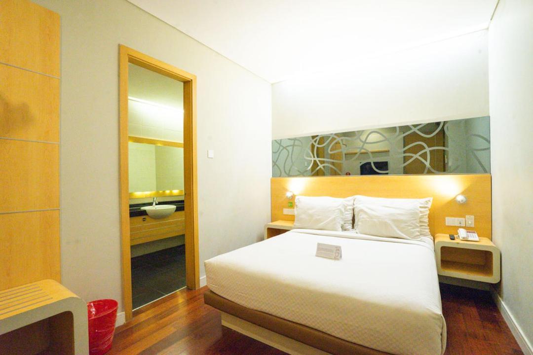 Life Hotel Stasiun Kota Сурабая Номер фото